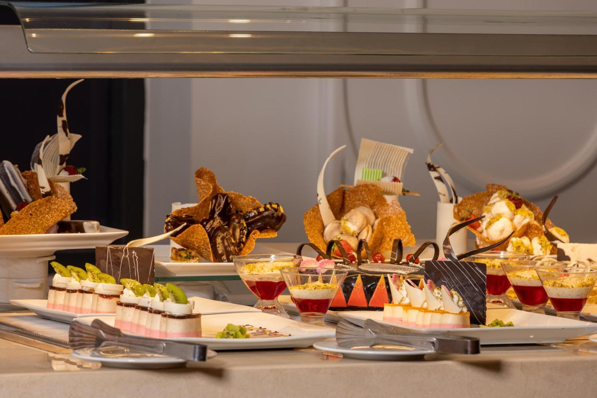 Pickalbatros Laguna Club Resort Sharm El Sheikh מראה חיצוני תמונה A display of desserts